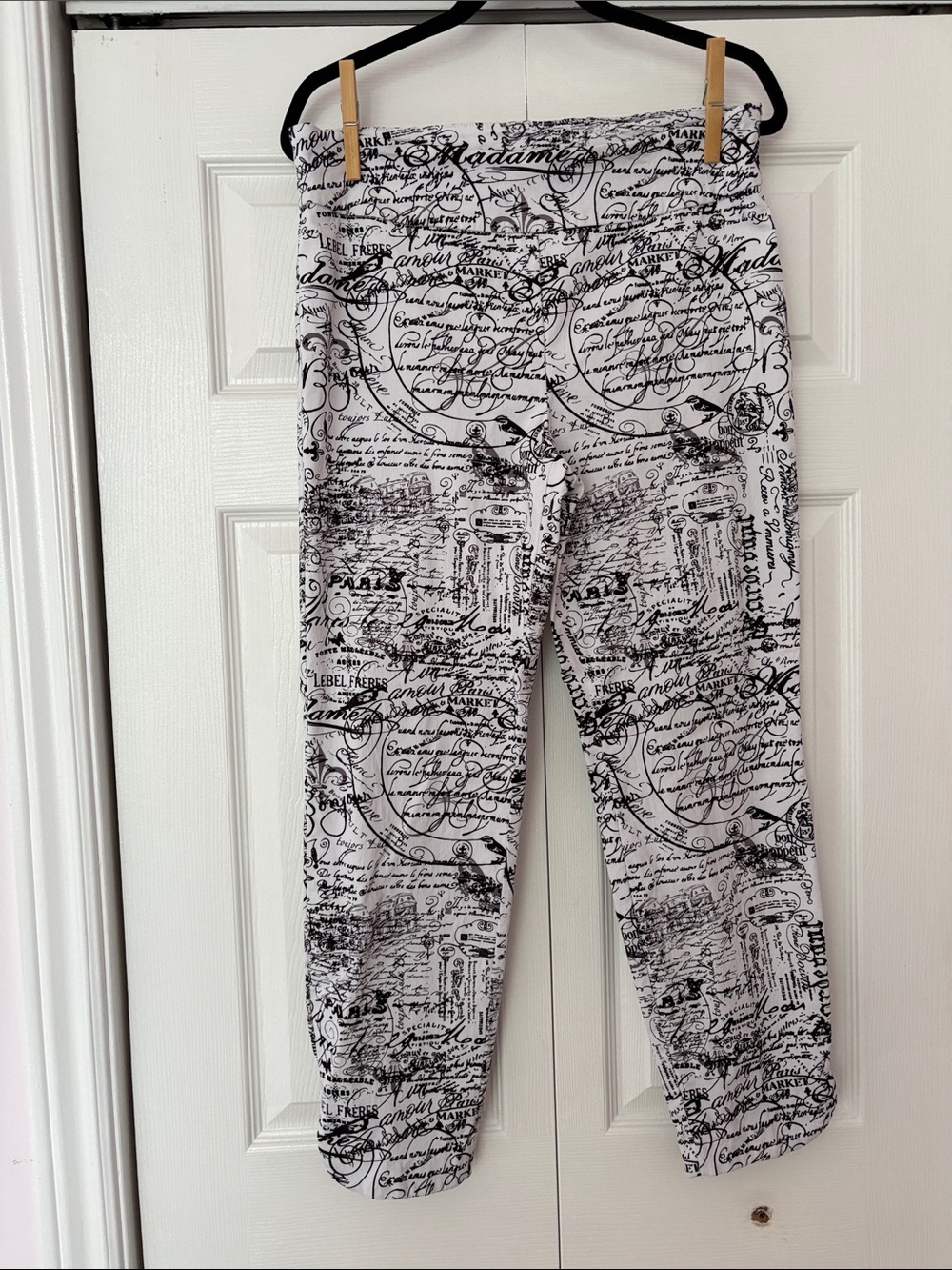 Women's Black & White Script Print Cropped Pants